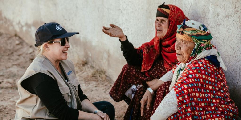 Personnel des Nations Unis en discussion avec des femmes rurales concernant l’aide alimentaire aux populations les plus vulnérables de la Tunisie touchées par la crise du blé induite par le conflit Russie-Ukraine – Hajeb Laoun, Kairouan, Tunisie – 2022 