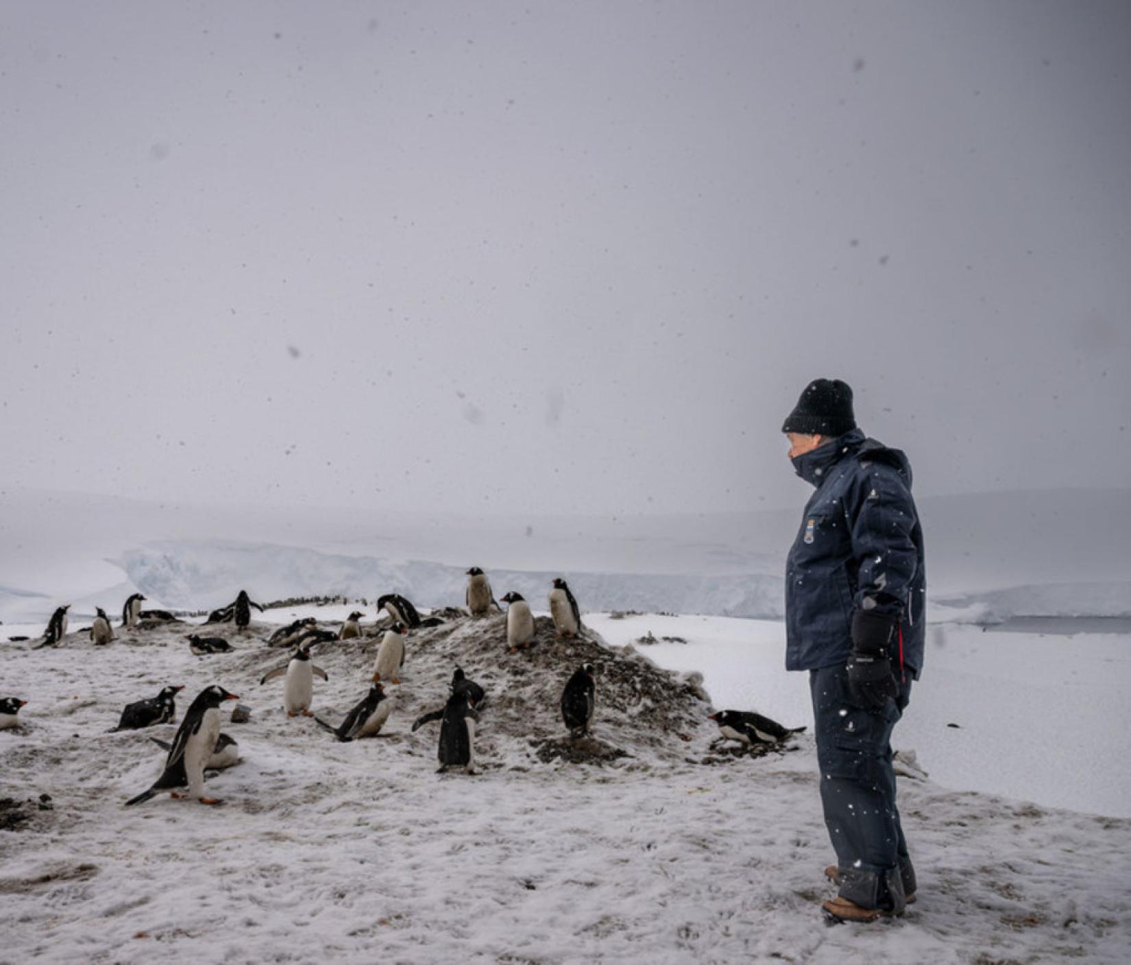 Le Secrétaire général António Guterres lors d’une visite à la base générale Bernardo O'Higgins en Antarctique.