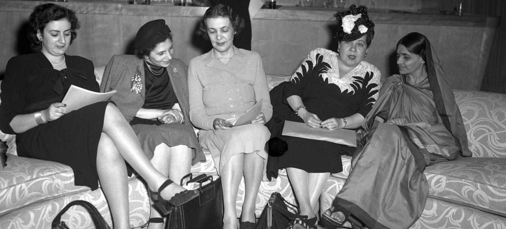 Angela Jurdak (Liban), Fryderyka Kalinowski (Pologne), Bodgil Begtrup (Danemark), Minerva Bernardino (République dominicaine) et Hansa Mehta (Inde), déléguées à la Sous-Commission de la condition de la femme, New York, mai 1946.