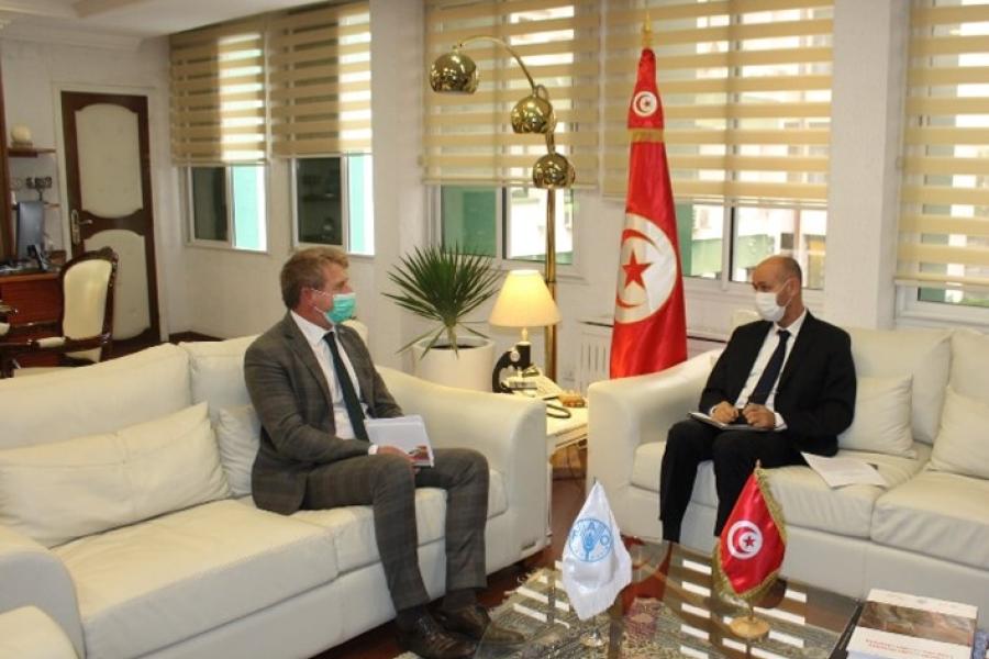 Audience de Mr Philippe Ankers Représentant de la FAO en Tunisie avec Mr Mahmoud Elias Hamza ministre de l’Agriculture des Ressources Hydrauliques et de la Pêche